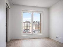 Valokuva  asunnosta C 51 - makuuhuone 2 ranskalaisella parvekkeella.