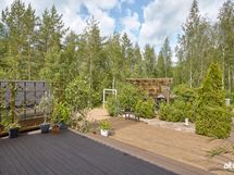 Vehreä piha, joka rajoittuu metsään.