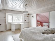 Yläkerran isompi makuuhuone.
