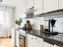 Täältä löytyy paljon kaappitilaa sekä astianpesukone valmiina helpottamassa arkea.