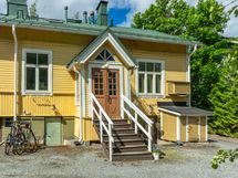 Vihreä ovi kuistin vasemmalla puolella johtaa huoneiston varastoon ja kellarikerrokseen.