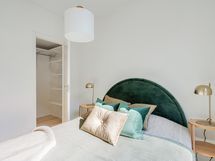 Master bedroom isolla vaatehuoneella