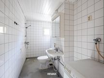 Kph jossa paikka pesukoneelle. Taloyhtiö tarjoaa 2 450 € kannustinrahan omatoimiseen kph remonttiin.