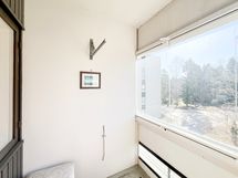 Asunnon ikkunat ja parveke ovat kaakkoon.