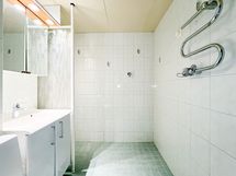 Kylpyhuone on hyvän kokoinen ja sinne mahtuu pesukone.