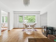 Olohuoneen päädyssä parveke