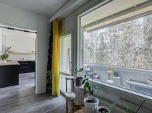 Parveke on kuin olohuoneen jatkumo.