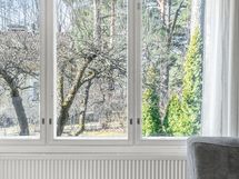 Isot ikkunat olohuoneessa