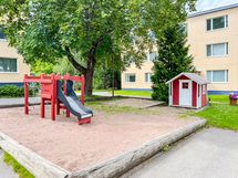 Taloyhtiön viihtyisää sisäpihaa