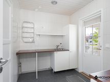 Kodinhoitohuoneeseen on käynti etuterassilta.