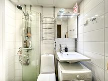 kylpyhuoneessa on paikka pienelle sivusta täytettävälle pesukoneelle