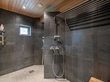 Kylpyhuoneessa kaksi suihkua