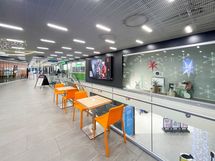 Kauppakeskus Lauttis ja metroasema sijaitsevat noin kilometrin päässä.