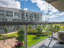 Tilavalta lasitetulta parvekkeelta avautuvat avarat näkymät puistomaiselle piha-alueelle.