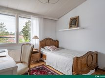 Ylimmän kerroksen suurempi makuuhuone