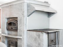 Avokeittiössä leivinuuni ja puuhella