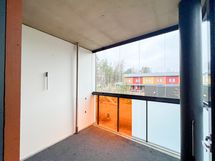 Olohuoneesta on käynti lasitetulle parvekkeelle.