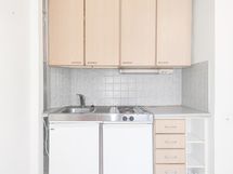 Keittiöstä löytyy liesilevyt sekä jääkaappi. Uunia asunnossa ei ole.