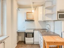 Rauhallisella paikalla tien päässä sijaitseva koti, jossa alkovi ja moderni keittiö!