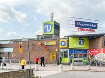 Varissuon Liikekeskus palvelee noin 800 metrin päässä. Myös bussit kulkevat liikekeskukselta.
