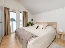 toisessa yläkerran makuuhuoneessa on ranskalainen parveke