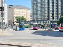 Ratikat ja bussit kulkevat talon edestä.