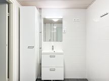 Tänne mahtuu vaikka pesutorni ja valmiina on myös kaappi mistä löytyy pyykkikorit.