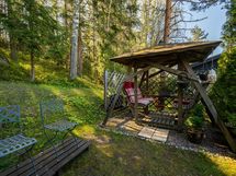 Asiakkaalta saatu kuva, takapiha kesän loistossa