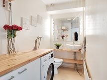 Alakerran wc:een yhteydessä kodinhoitotila.