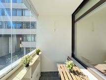 Parvekkeelle saat vaikkapa istutuksia kukkalaatikkoon.