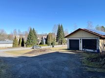 Näkymä talon suunnasta etupihalle