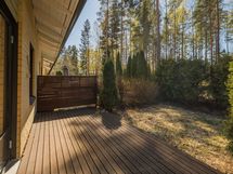 Takapihalla sekä terassia että nurmikkoa