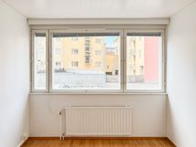 Isot ikkunat tuovat ihanasti valoa asuntoon!