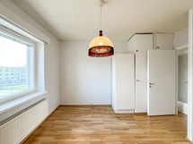 Makuuhuoneen yhteydessä on myös kiinteää kaappitilaa kivasti.