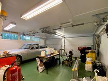 Autotalli kahdelle autolle, autotallin edustalla autokatos kahdelle autolle