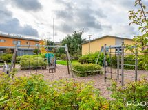 Huoneistokohtaiset lämpimät varastot sijaitsevat taloyhtiön oikeanpuoleisessa erillisrakennuksessa.