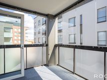 Parvekkeella on aurinko- ja näkösuojaksi vekkikaihtimet
