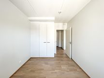 Molemmissa makuuhuoneissa on säilytystilaa valmiina. 