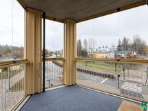 Päätyparvekkeelta on avarat näkymät Maunulan ja Pirkkolan pientaloalueille