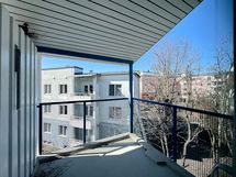 Huoneistossa on tilava parveke, joka suuntaa lounas - länsi akselille.