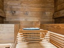 Sauna on lämpökäsiteltyä mäntyä.