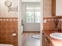 Alakerran wc makuuhuoneiden välissä