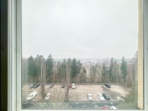 Avara näkymä ikkunasta.