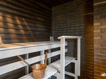 Puulämmitteinen sauna.