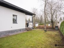 Omalla pihalla on tilaa peleille ja leikeille.