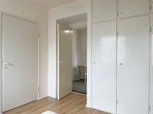 Makuuhuoneesta pääsee kulkemaan myös keittiöön