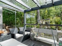 Alakerran lasitettu terassi, josta käynti ruokailutilaan