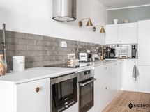 Kodinkoneet on integroitu kalusteisiin.