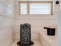 Ihana sauna, jossa runsaasti ikkunoita