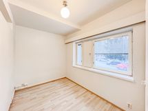 Tila soveltuu mainiosti makuuhuoneeksi, ruokailutilaksi tai etätyöpisteeksi